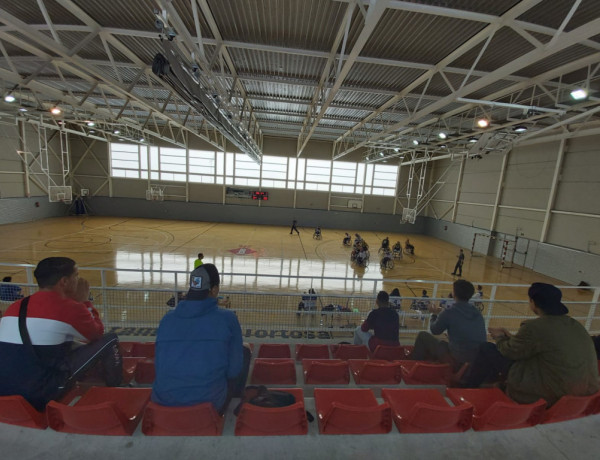 Los jóvenes atendidos en el centro de acogida ‘Ullals III’ en Ulldecona (Tarragona) asisten a un partido de baloncesto en silla de ruedas. Fundación Diagrama. Cataluña 2020. 