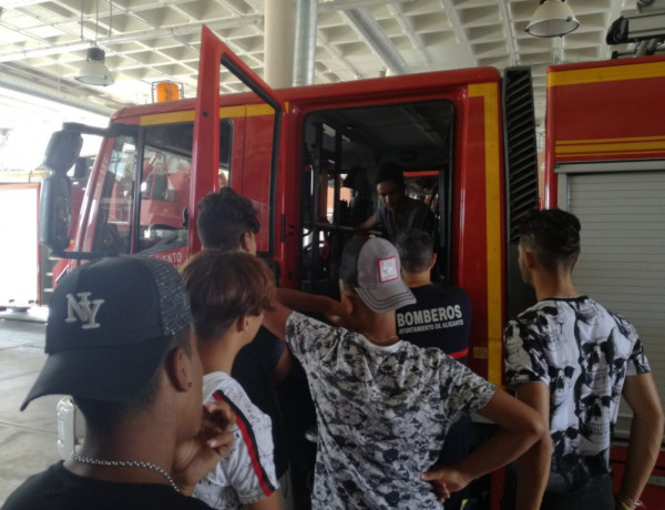 Los jóvenes atendidos en el centro ‘Benalúa’ de Alicante visitan el Parque de Bomberos de San Juan de la localidad. Fundación Diagrama. Comunidad Valenciana 2019. 