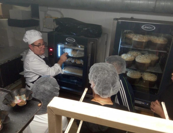 Los jóvenes atendidos en el centro de día ‘Levante’ de Alicante participan en una actividad culinario con el maestro pastelero Raúl Asencio. Fundación Diagrama. Comunidad Valenciana 2019. 