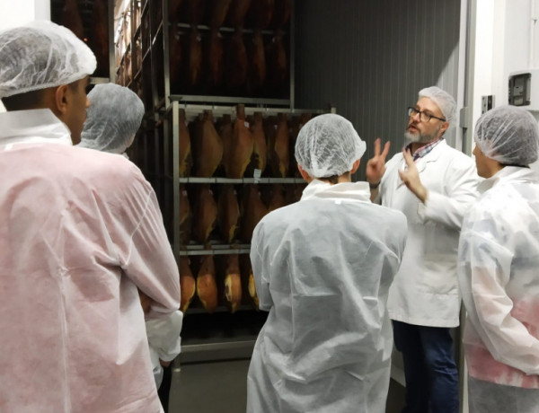 Los jóvenes atendidos en el centro educativo ‘Virgen de Valvanera’ de Logroño visitan la fábrica de embutidos Martínez Somalo. Fundación Diagrama. La Rioja 2020. 