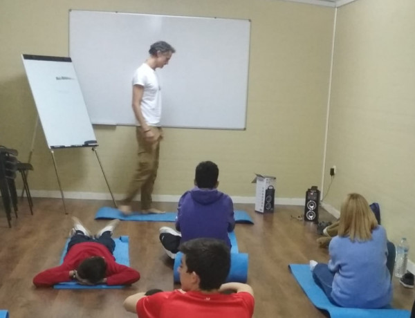 Los jóvenes atendidos en el centro ‘El Limonar’ de Alcalá de Guadaíra (Sevilla) descubren los beneficios del yoga y la meditación. Fundación Diagrama. Andalucía 2019. 