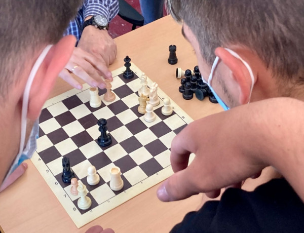 Los jóvenes atendidos en el centro ‘El Limonar’ de Alcalá de Guadaíra (Sevilla) asisten a una masterclass sobre ajedrez. Fundación Diagrama. Andalucía 2022