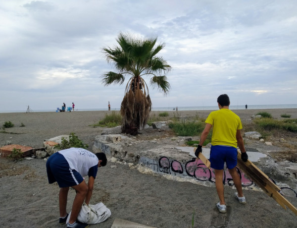 Los jóvenes atendidos en el centro de internamiento ‘Las Lagunillas’ de Jaén realizan un voluntariado medioambiental en la playa de Torremolinos. Fundación Diagrama. Andalucía 2019. 