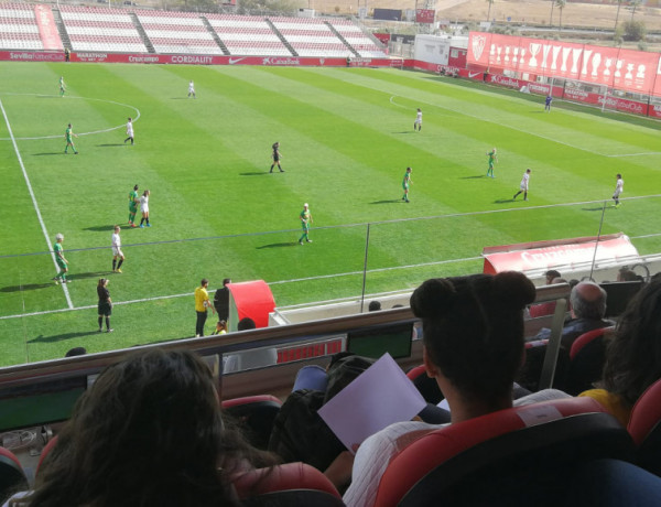 Los jóvenes atendidos en el centro de internamiento ‘Los Alcores’ de Carmona (Sevilla) asisten a un partido de la primera división de fútbol femenino. Fundación Diagrama. Andalucía 2019. 