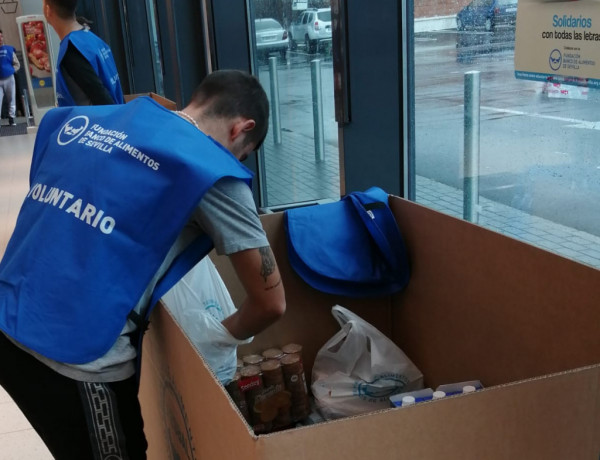 Los jóvenes del centro ‘Los Alcores’ y el Centro Terapéutico en Drogodependencias de Carmona (Sevilla) participan en una recogida de alimentos con fines sociales. Fundación Diagrama. Andalucía 2019. 