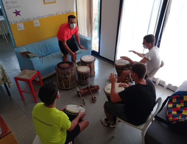 Jóvenes atendidos en el centro ‘La Jara’ de Alcalá de Guadaíra (Sevilla) adquieren conocimientos y habilidades sobre la percusión en un nuevo taller de musicoterapia