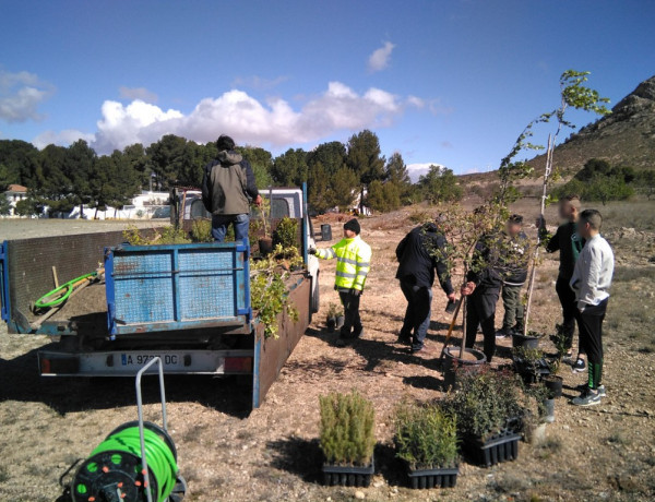 Jóvenes atendidos en el centro ‘La Villa’ de Villena (Alicante) realizan una actividad medioambiental de reforestación. Fundación Diagrama. Comunidad Valenciana 2019. 