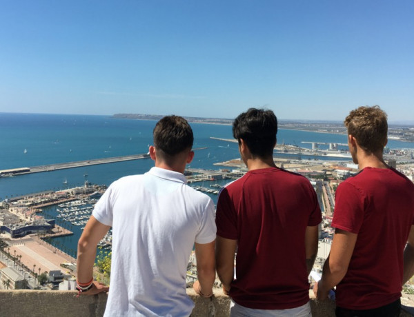 Los jóvenes atendidos en el centro ‘La Villa’ de Villena (Alicante) visitan el castillo de Santa Bárbara de la capital alicantina. Fundación Diagrama. Comunidad Valenciana 2019. 