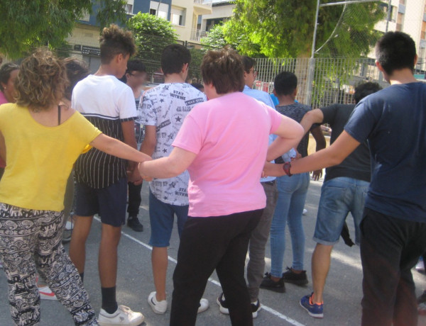 Jóvenes atendidos en el centro ‘Levante’ reciben la visita de profesionales y usuarios de la Asociación Somriu 