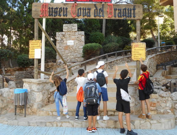 Los menores atendidos en el centro ‘Massamagrell’ (Valencia) participan en una visita a la Cueva-Museo del Pirata Dragut de Cullera. Fundación Diagrama. Comunidad Valenciana 2019. 