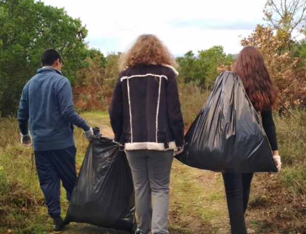 Los jóvenes atendidos en el centro ‘Montealegre’ de Ourense participan en una actividad de voluntariado medioambiental en las montañas de la ciudad. Fundación Diagrama. Galicia 2019. 