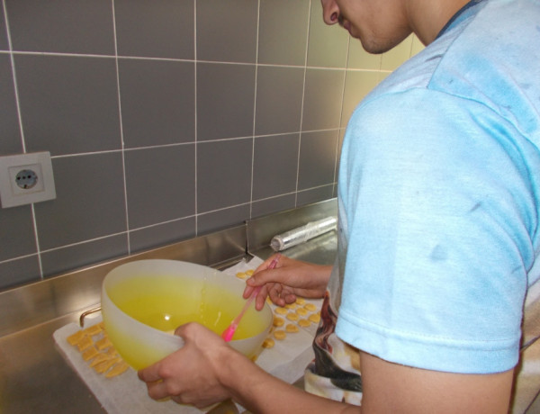 Los jóvenes atendidos en el centro ‘Montefiz’ de Ourense participan en un curso de operaciones básicas de pastelería y repostería. Fundación Diagrama. Galicia 2020. 