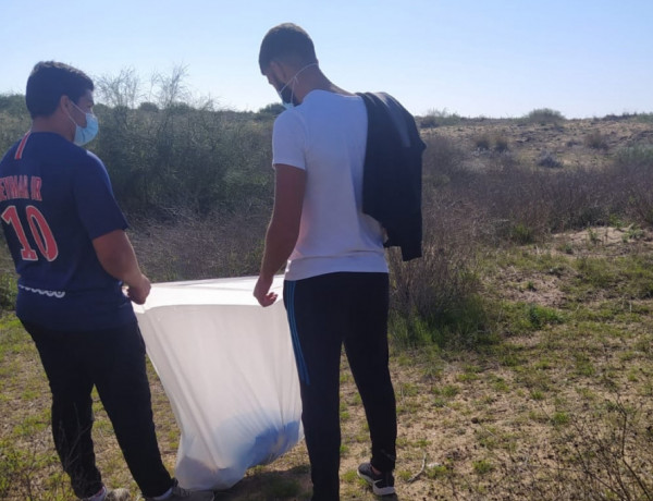 Los jóvenes atendidos en el centro ‘Odiel’ (Huelva) participan en una actividad de limpieza de residuos en la playa de El Espigón de la ciudad. Fundación Diagrama. Andalucía 2020. 