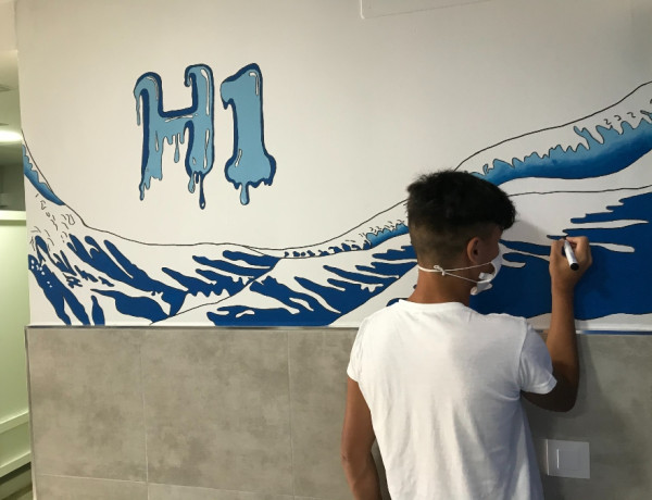 Los jóvenes atendidos en el centro ‘Odiel’ de Huelva elaboran una serie de dibujos y mensajes para adornar las instalaciones del recurso. Fundación Diagrama. Andalucía 2020.