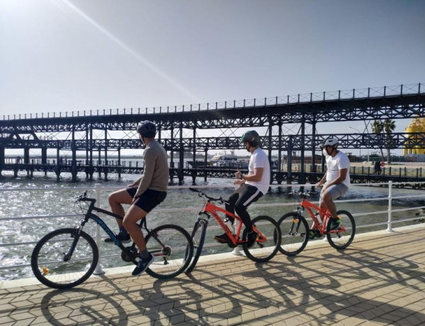 Los jóvenes atendidos en el centro ‘Odiel’ de Huelva recorren el muelle del Tinto en bicicleta