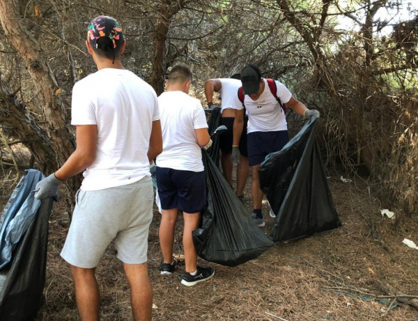 Los jóvenes atendidos en el centro ‘Odiel’ de Huelva colaboran como voluntarios en las playas del municipio de Punta Umbría. Fundación Diagrama. Andalucía 2019. 