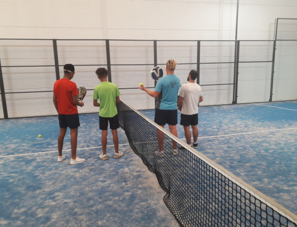 Los jóvenes atendidos en el centro ‘Pablo Picasso’ de Vinaròs (Castellón) llevan a cabo un taller de iniciación al pádel. Fundación Diagrama. Comunidad Valenciana 2019. 