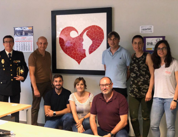 Los jóvenes atendidos en el centro socioeducativo ‘Pi Gros’ de Castellón realizan un cuadro de trencadís para la Unidad de Familia y Mujer (UFAM) de la Policía Nacional de Castellón. Fundación Diagrama. Comunidad Valenciana 2019. 