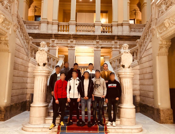 Los jóvenes atendidos en el centro ‘Villa Ana’ de Asturias visitan la Junta General del Principado de Asturias. Fundación Diagrama. Asturias 2019. 