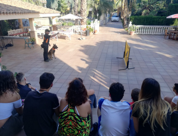 Los jóvenes atendidos en los centros ‘Mas del Termet’ y ‘Plana Baixa’ asisten a una exhibición de la Unidad Canina de Búsqueda y Rescate de Castellón. Fundación Diagrama. Comunidad Valenciana 2019. 