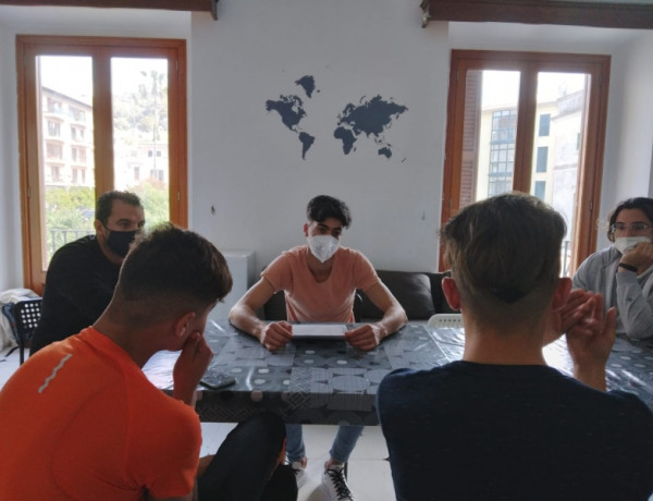 Los jóvenes atendidos en el Hogar ‘Els Cavallets II’ de Felanitx (Mallorca) reciben la visita de un antiguo usuario de Fundación Diagrama