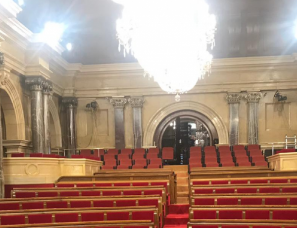 Jóvenes atendidos por Fundación Diagrama en Cataluña visitan el Parlament de la comunidad. 2019