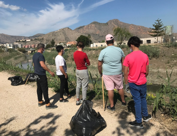 Jóvenes atendidos por Fundación Diagrama en la Comunidad Valenciana realizan voluntariado medioambiental en el río Segura