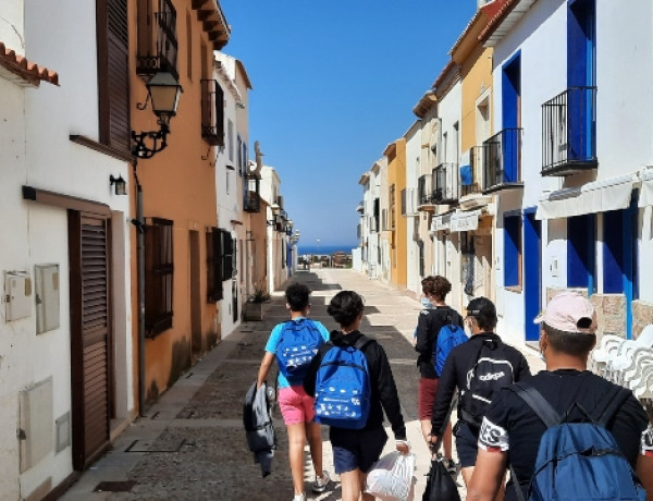 Los jóvenes atendidos en el hogar de acogida ‘La Magrana’ de Alicante disfrutan de una jornada de ocio cultural en la isla de Tabarca