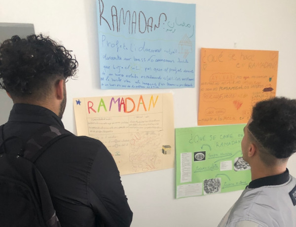 Los jóvenes atendidos en el Hogar de Acogida ‘Posidonia’ de Ibiza (Baleares) llevan a cabo un taller sobre el Ramadán
