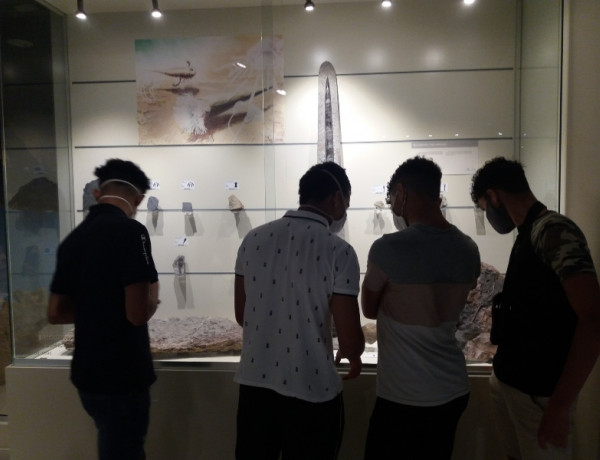 Los jóvenes atendidos en el Hogar ‘La Atalaya’ en Villena (Alicante) amplían sus conocimientos sobre la prehistoria en el Museo Paleontológico de Elche. Fundación Diagrama. Comunidad Valenciana 2020.