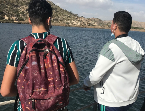 Los jóvenes atendidos en el hogar ‘La Magrana’ de Alicante recorren algunos de los principales parajes naturales e históricos de Elche