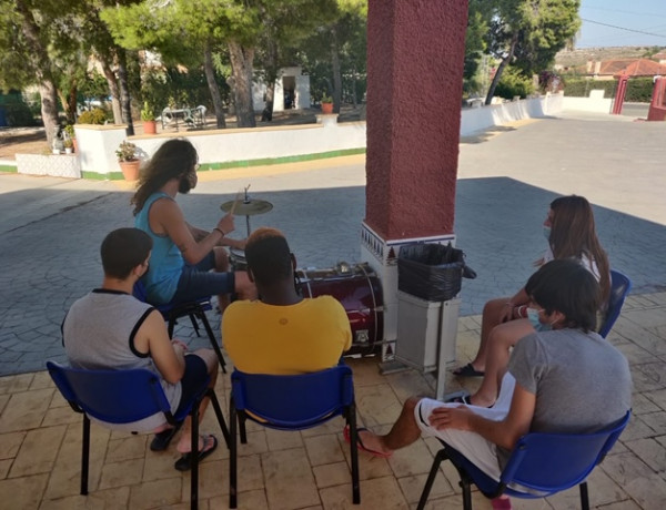 Los jóvenes atendidos en el hogar ‘Los Pinos’ en Molina de Segura (Murcia) participan en un taller de música. Fundación Diagrama 2020. 