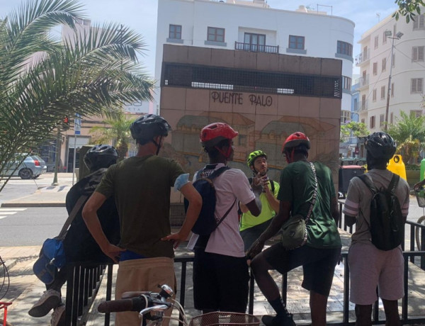Los jóvenes atendidos en el Hogar ‘Rebumbio’ de Las Palmas de Gran Canaria realizan una ruta en bicicleta por el litoral de la localidad. Fundación Diagrama 2022