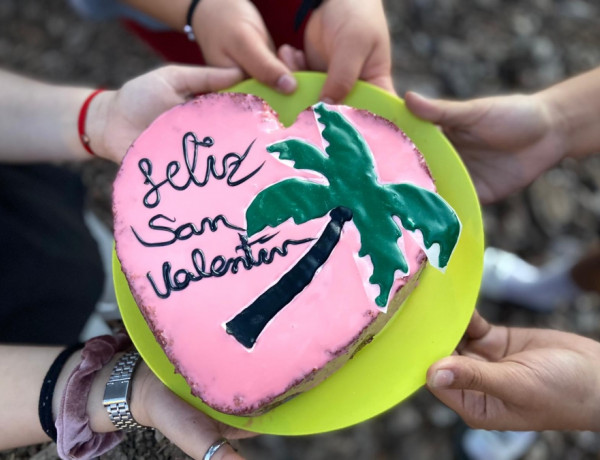 Los jóvenes atendidos en ‘Las Palmeras’ de Murcia celebran San Valentín con un taller de repostería