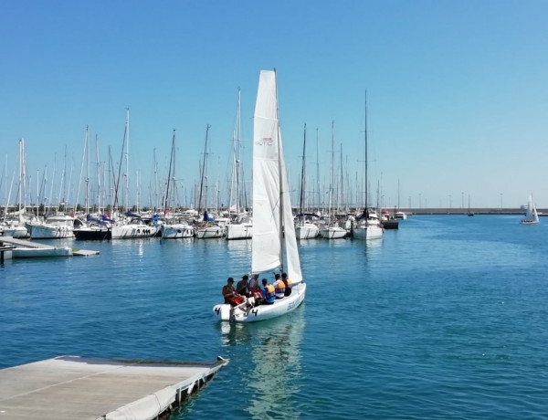 Los jóvenes atendidos en el centro ‘Mariano Ribera’ de Burjassot (Valencia) visitan la Escuela de Vela de Valencia. Fundación Diagrama. Comunidad Valenciana 2019. 