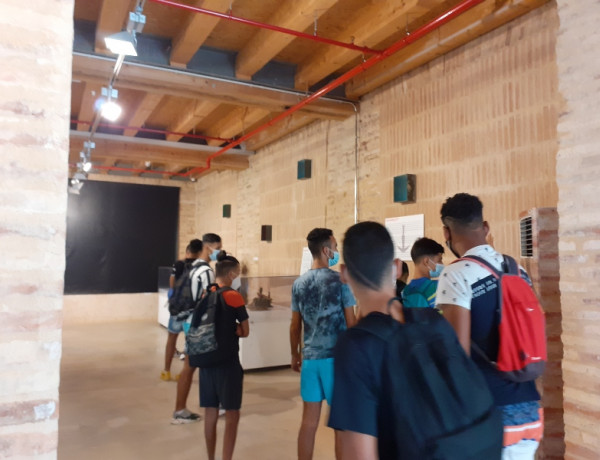 Los jóvenes atendidos en el Piso Asistido ‘Bayt Asaadaka’ de Amposta (Tarragona) participan en una visita al Museo del Mar del Ebro. Fundación Diagrama. Cataluña 2020.