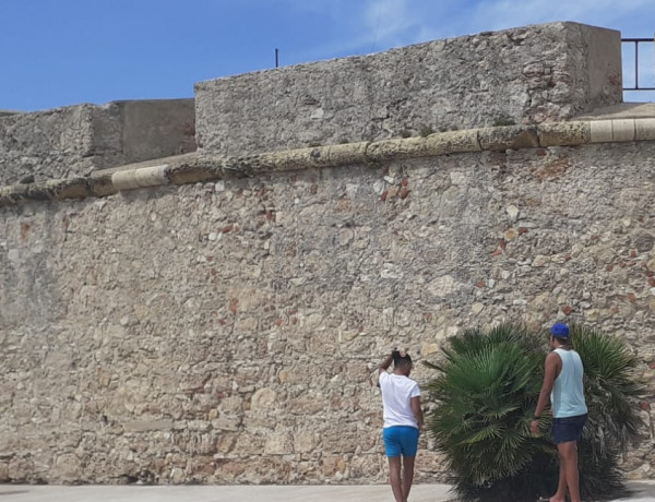 Los jóvenes atendidos en el Piso Asistido ‘Bayt Asaadaka’ de Amposta (Tarragona) visitan la Torre de la Carrova de la localidad. Fundación Diagrama. Cataluña 2020.