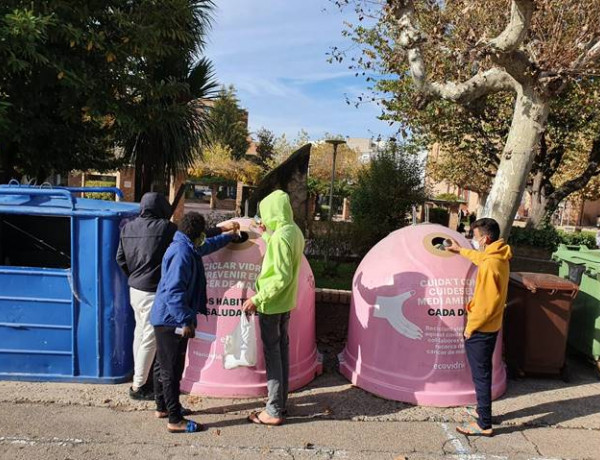 Los jóvenes atendidos en el piso ‘La Torronería’ de Bellpuig (Lleida) participan en una campaña solidaria de reciclaje