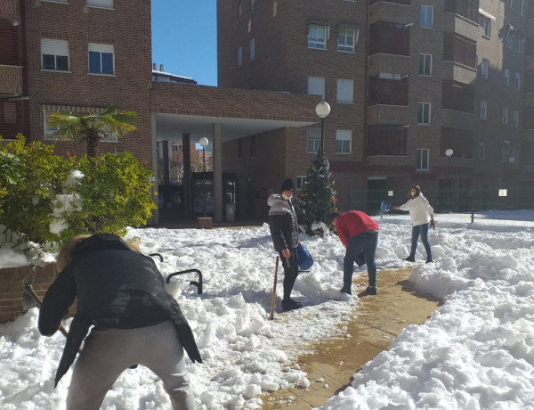Los jóvenes atendidos en el Piso Tutelado ‘Diagrama Guadalajara’ de Madrid colaboran en tareas de retirada de nieve tras el temporal Filomena
