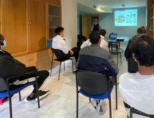 Los jóvenes atendidos en el Proyecto de Formación e Inserción de la provincia de Tarragona asisten a un taller sobre el uso correcto de redes sociales