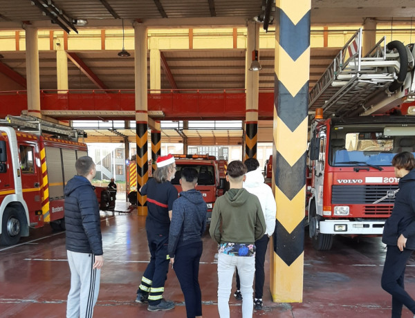 Los jóvenes atendidos en el proyecto migratorio ‘La Magrana’ (Alicante) visitan el Parque de Bomberos de Elche. Fundación Diagrama. Comunidad Valenciana 2020. 