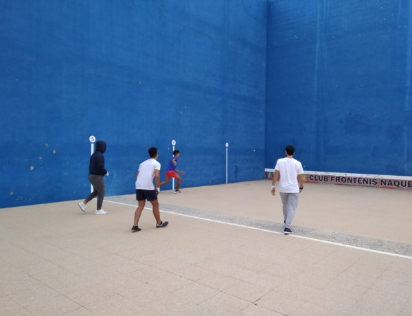 Los jóvenes atendidos en el proyecto migratorio ‘Serra’ de Valencia realizan una actividad deportiva de pelota valenciana en Nàquera. Fundación Diagrama. Comunidad Valenciana 2019. 