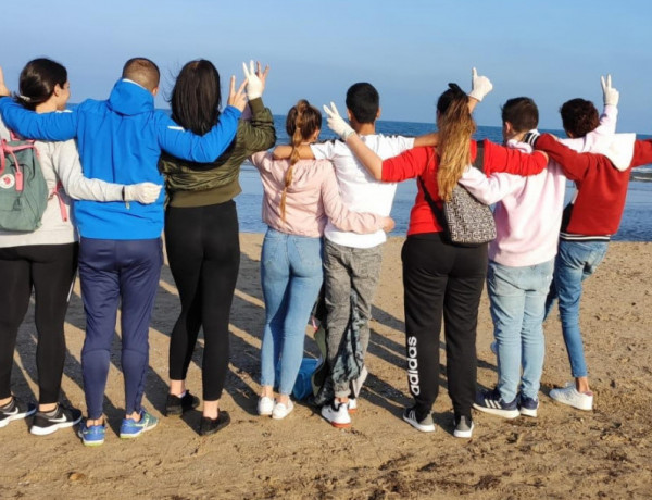 Los jóvenes atendidos en la residencia ‘Campanar’ de Valencia participan como voluntarios en la limpieza de la playa de La Malvarrosa. Fundación Diagrama. Comunidad Valenciana 2020. 