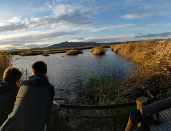 Los jóvenes atendidos en la Residencia ‘Massamagrell’ de Valencia recorren una de las zonas de protección para aves más importantes de la provincia