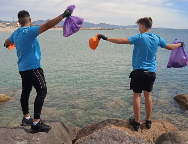 Los jóvenes atendidos en la Residencia ‘Pi Gros’ de Castellón de la Plana colaboran en la limpieza de la playa del municipio de Almazora
