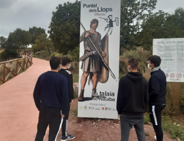 Los jóvenes atendidos en la Residencia ‘Pi i Margall’ visitan el poblado íbero del Puntal dels Llops (Olocau)