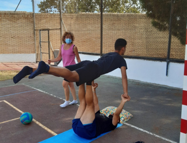 Los jóvenes atendidos en la residencia ‘Pi i Margall’ de Burjassot (Valencia) llevan a cabo un taller de conciencia corporal. Fundación Diagrama. Comunidad Valenciana 2020. 