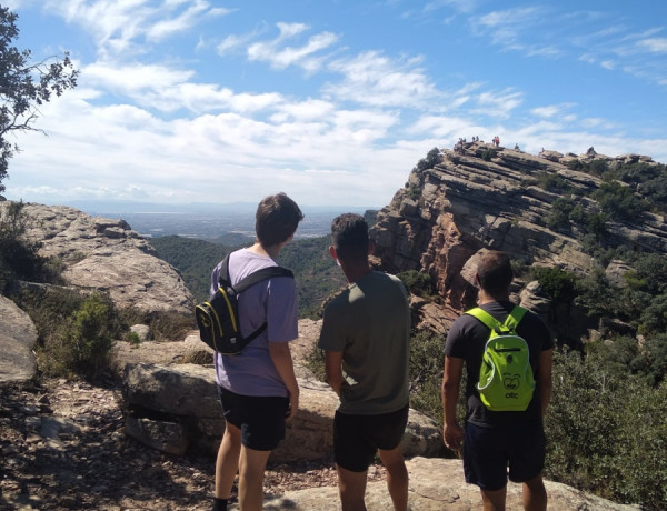 Los jóvenes atendidos en la Residencia ‘Pi i Margall’ de Burjassot (Valencia) disfrutan de una excursión a la montaña del Garbí. Fundación Diagrama. Comunidad Valenciana 2020.