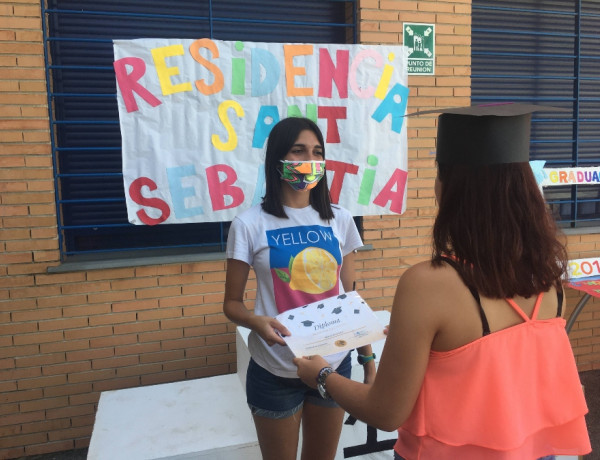 Los jóvenes atendidos en la Residencia ‘Sant Sebastià' de Vinaròs (Castellón) realizan un emotivo acto de graduación por el final del curso escolar. Fundación Diagrama. Comunidad Valenciana 2020.
