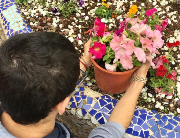 Los jóvenes atendidos en la Residencia 'Sant Sebastià' de Vinaròs realizan un taller medioambiental gracias a una donación de la entidad Sempreflora. Fundación Diagrama. Comunidad Valenciana 2020. 